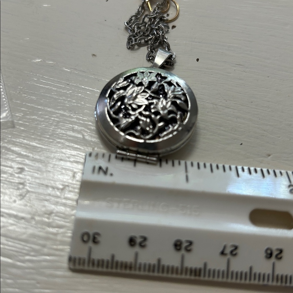 Silver Tone Leaf Diffuser Locket Necklace: Essent… - image 6